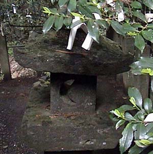 [画像: くしふる神社の石灯籠]