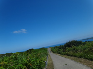 天売島・右奥に焼尻島